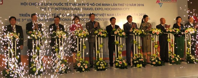 Bộ trưởng Nguyễn Ngọc Thiện cùng các đại biểu tại Lễ cắt băng Khai mạc ITE HCMC 2016